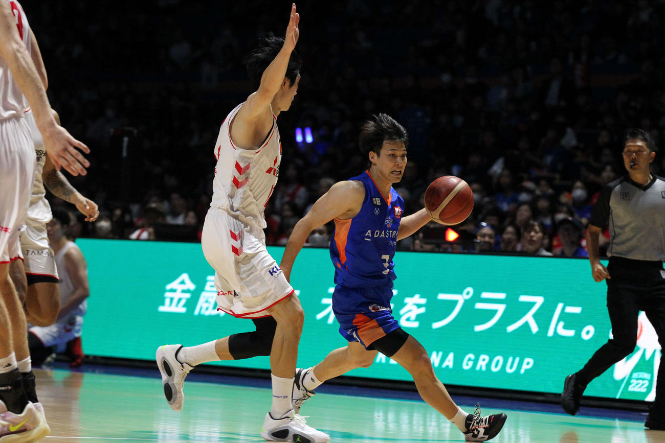 茨城対名古屋D　ドライブで切り込む茨城の長谷川（撮影・沢田啓太郎）