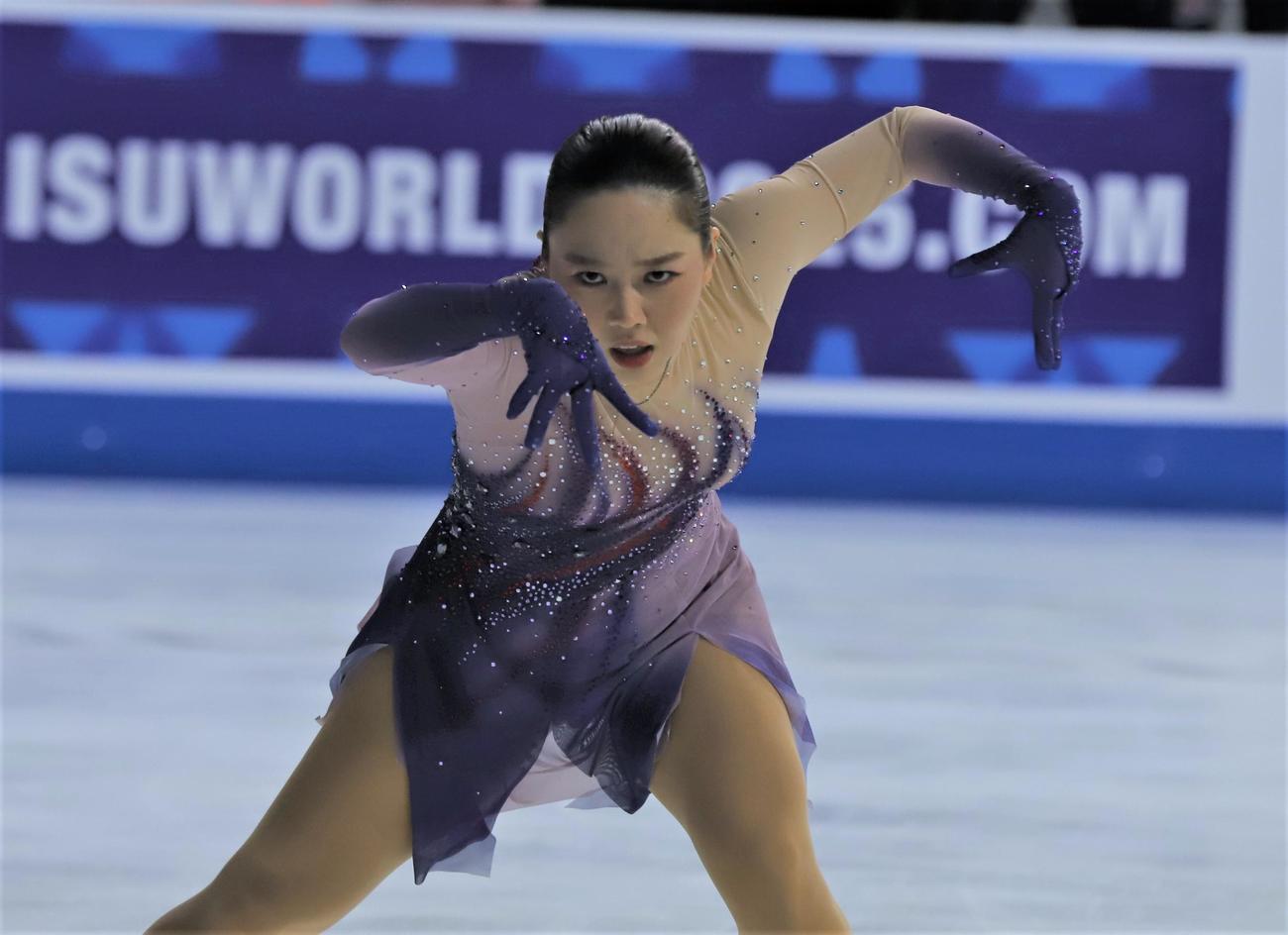 女子フリーで演技を披露する樋口（撮影・藤塚大輔）