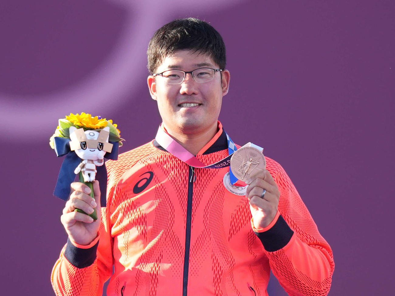 21年7月31日、東京五輪　アーチェリー男子個人で銅メダルを手に笑顔の古川