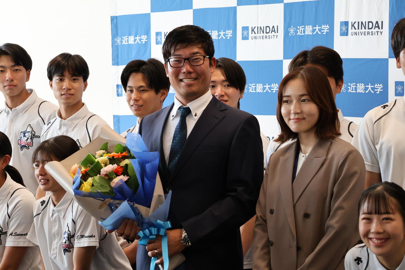 後輩に囲まれ笑顔の古川高晴（中央）（撮影・竹本穂乃加）＝2024年10月21日、大阪・東大阪市内