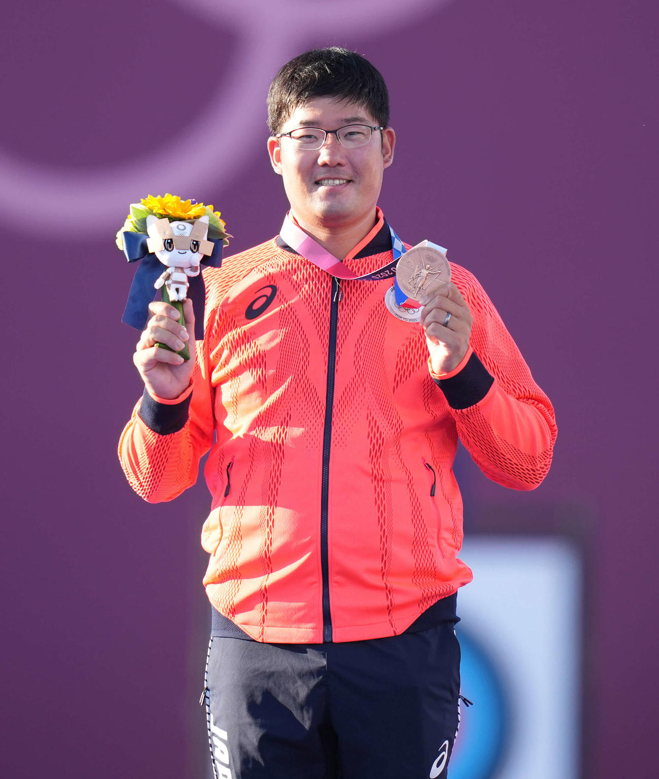 東京五輪　アーチェリー男子個人で銅メダルを手に笑顔の古川（2021年7月31日撮影）