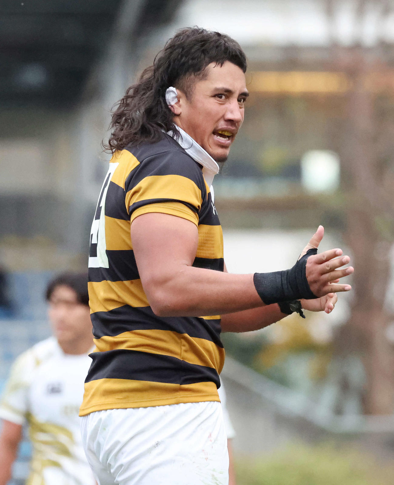 全国大学ラグビー選手権　第3日　流通経大対慶大　後半、鼓舞する慶大LOアイザイア・マプスア（2022年12月11日撮影）