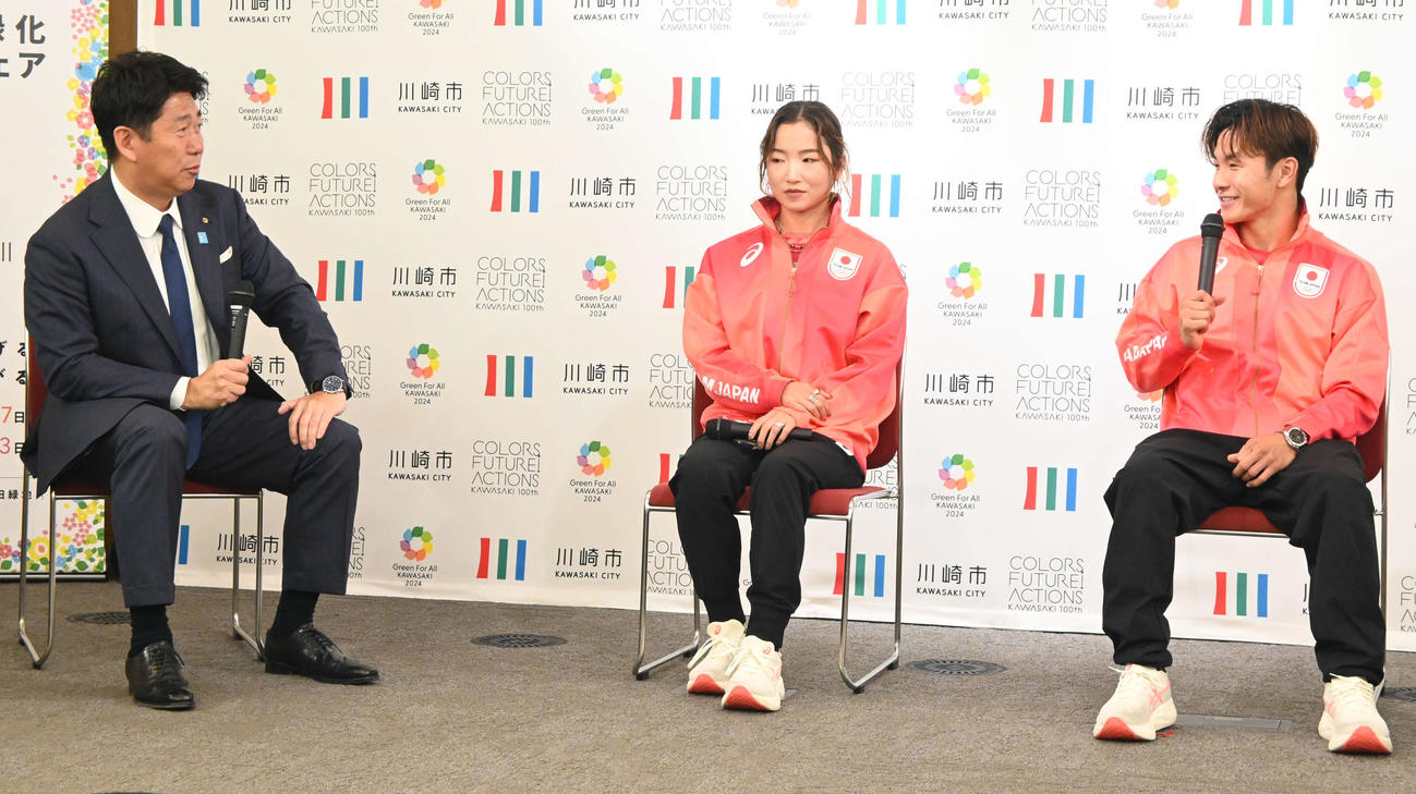 福田紀彦川崎市長（左）にパリ五輪の報告をするShigekix（半井重幸、右）とAMI（湯浅亜実）（撮影・飯岡大暉）