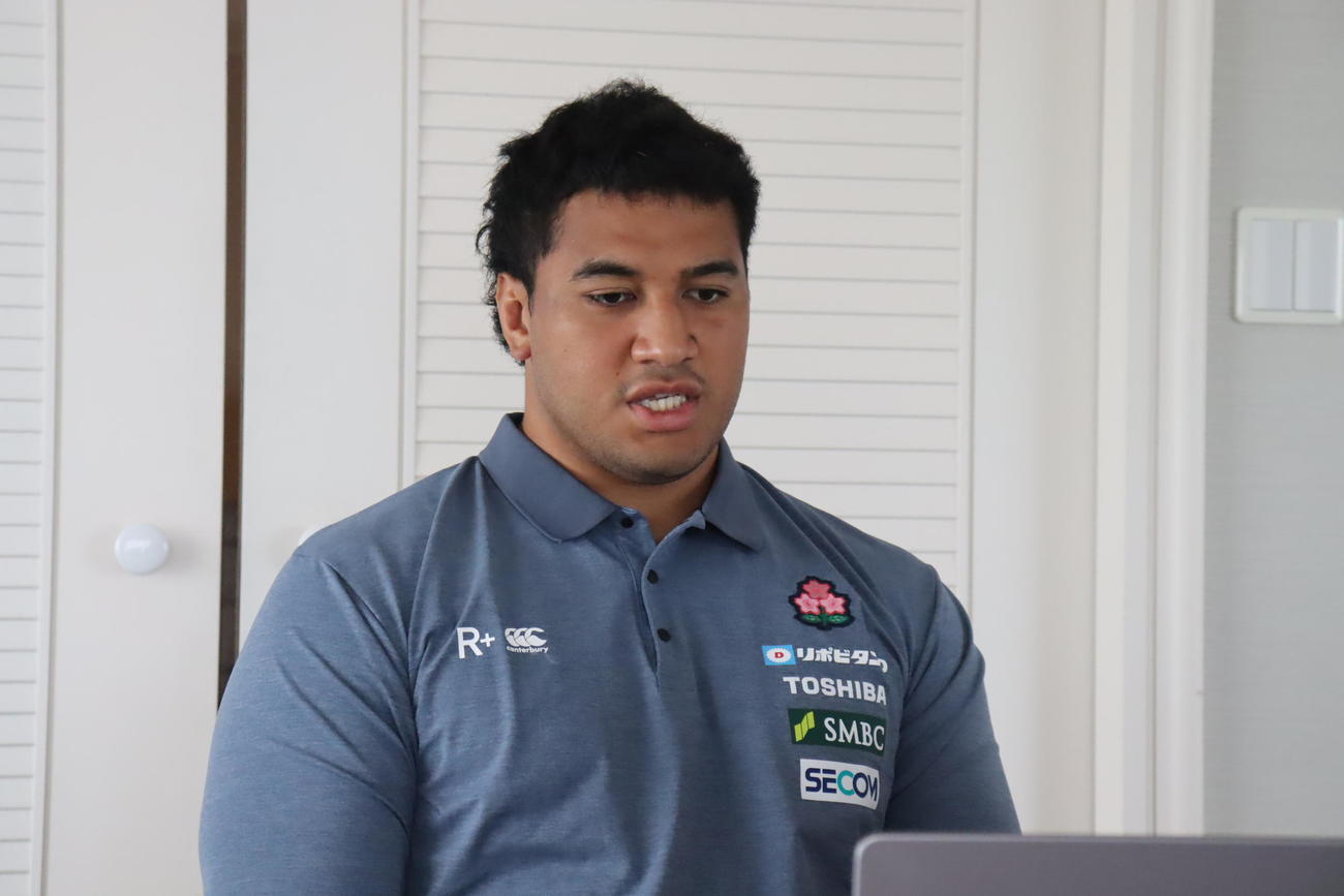 合宿地の宮崎からオンラインで思いを語る日本代表オペティ・ヘル（C）JRFU