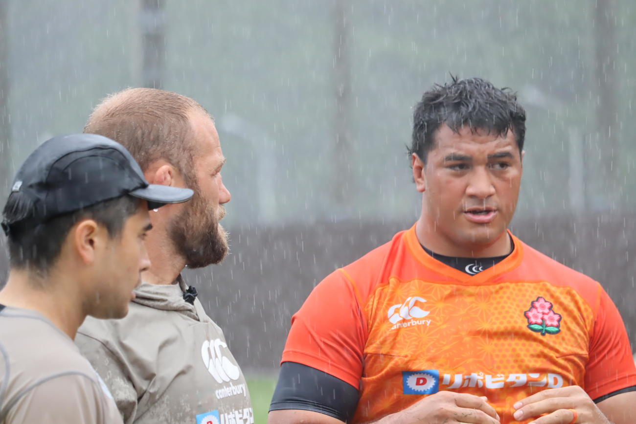 21日、宮崎合宿で汗を流す日本代表オペティ・ヘル（右）（C）JRFU
