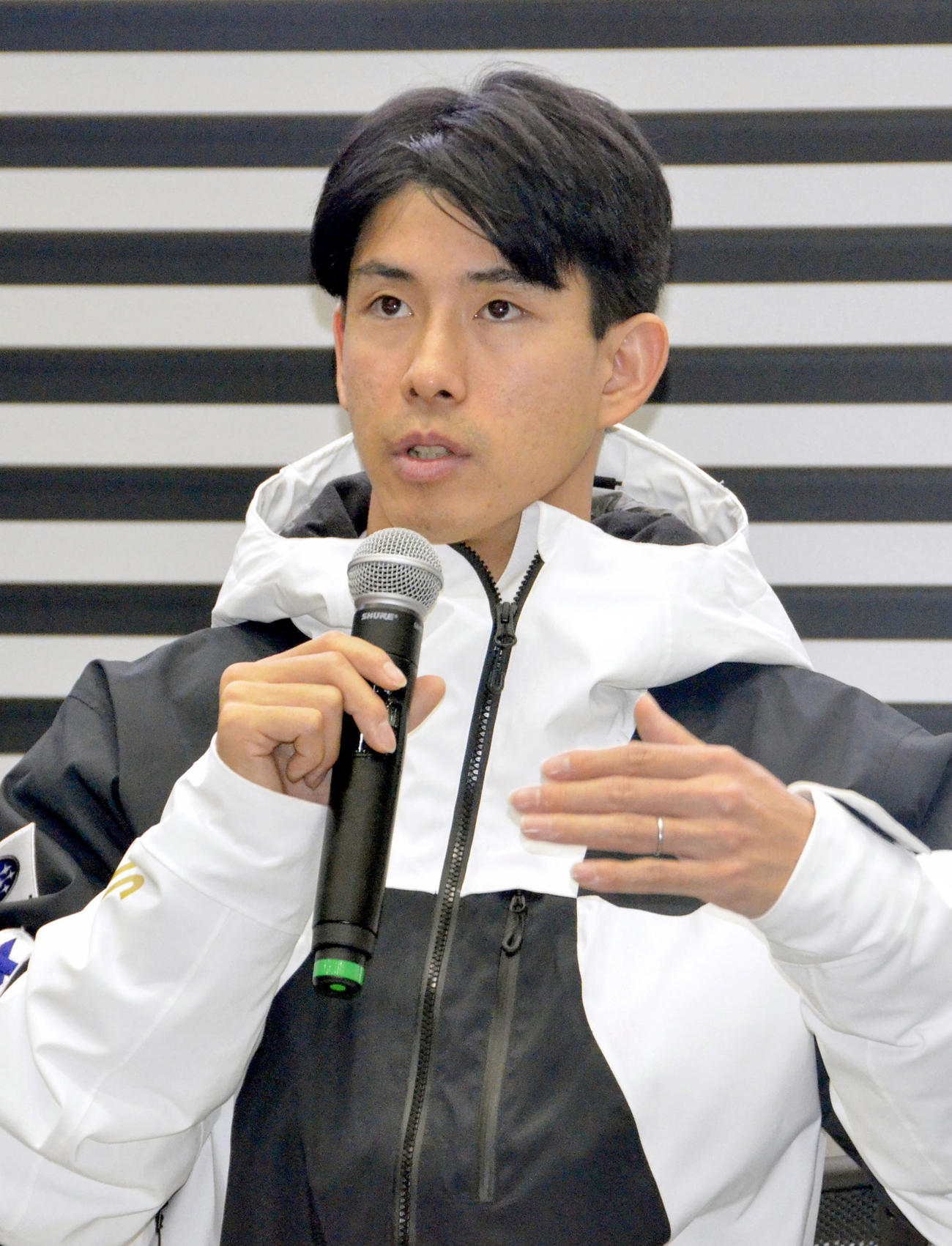 記者会見するモーグルの堀島行真（共同）