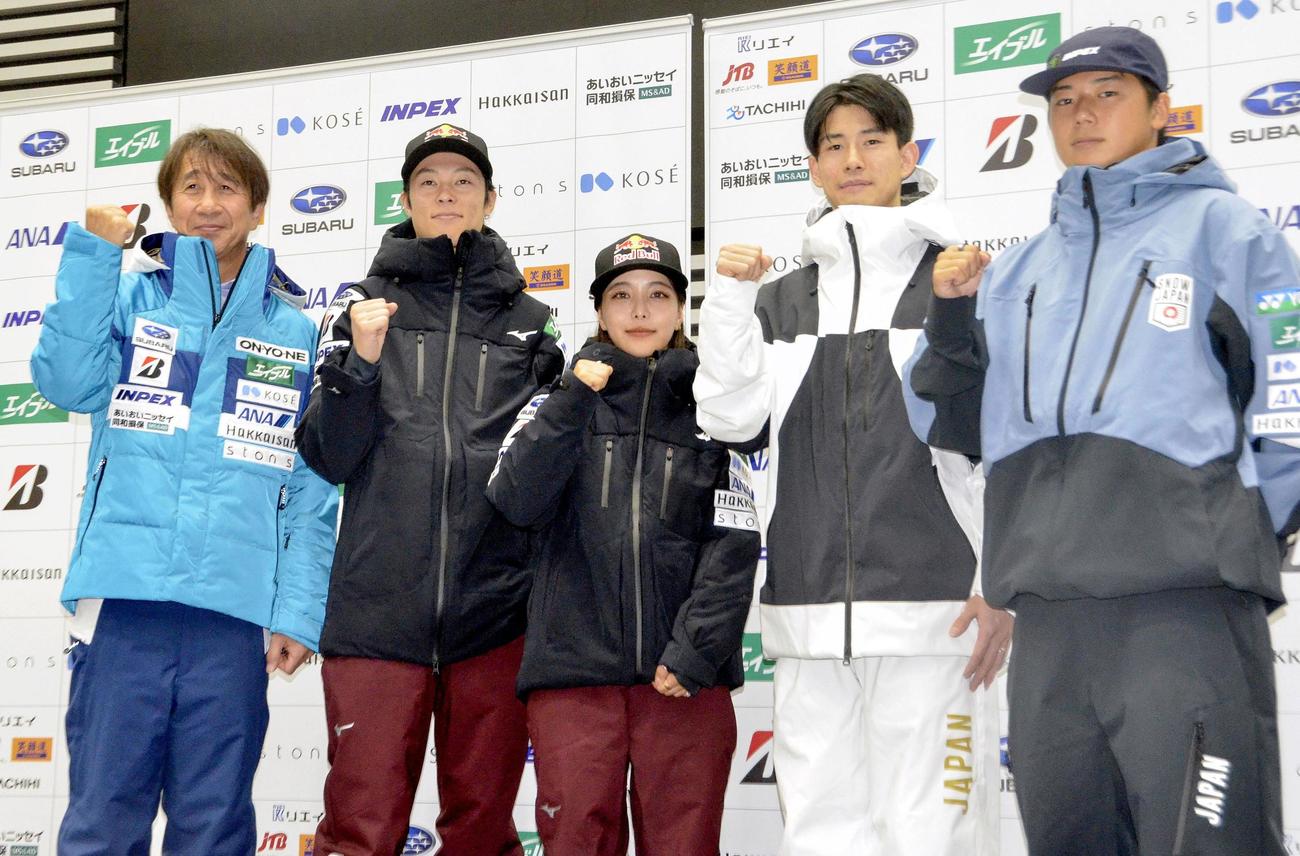 記者会見後、撮影に応じる（左から）全日本スキー連盟の原田雅彦会長、ジャンプの小林陵侑、高梨沙羅、モーグルの堀島行真、フリースタイルの藤井源（共同）