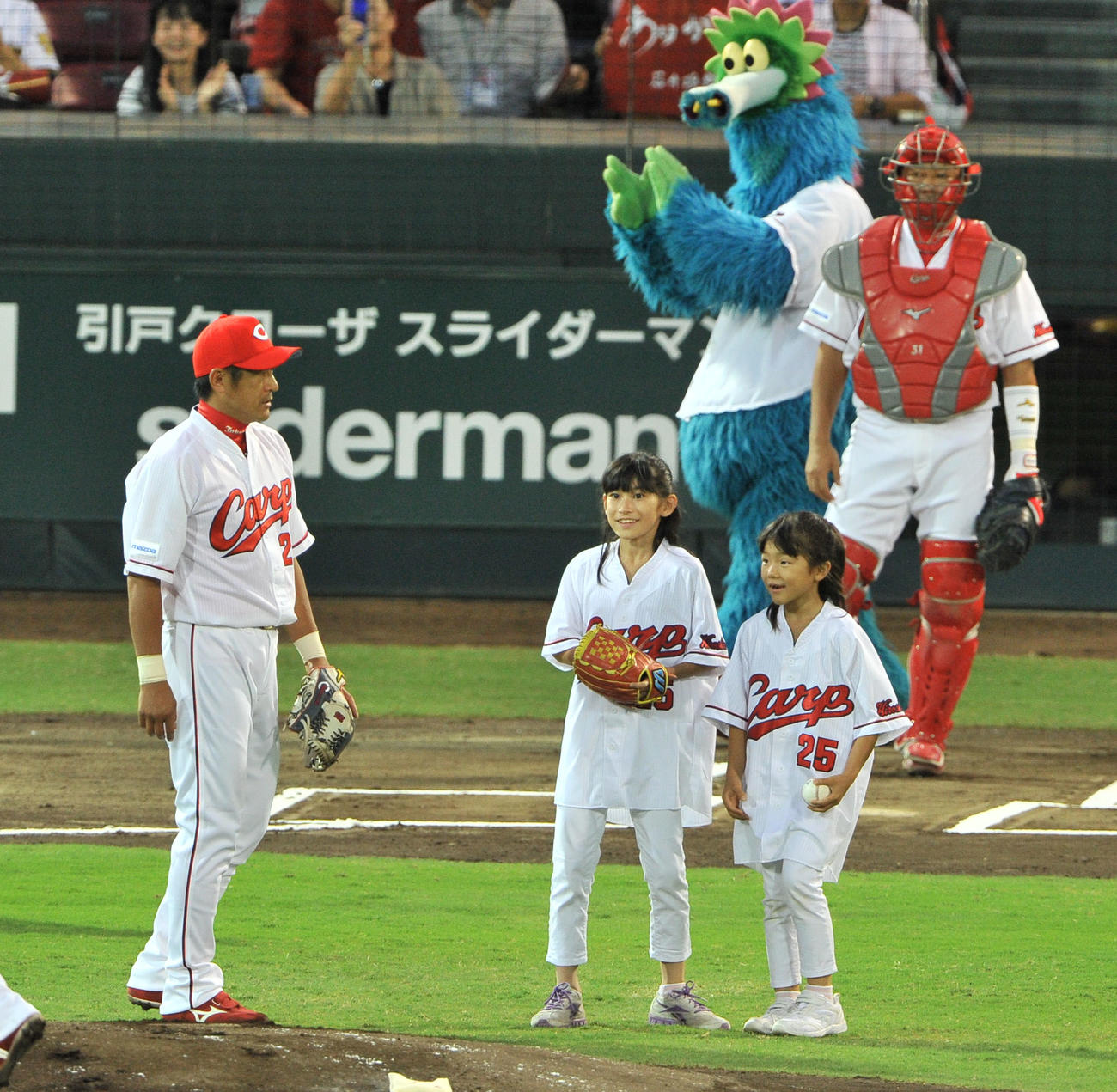 広島対阪神24回戦　始球式を務めた石井琢朗（左）の娘たち（2012年9月30日撮影）