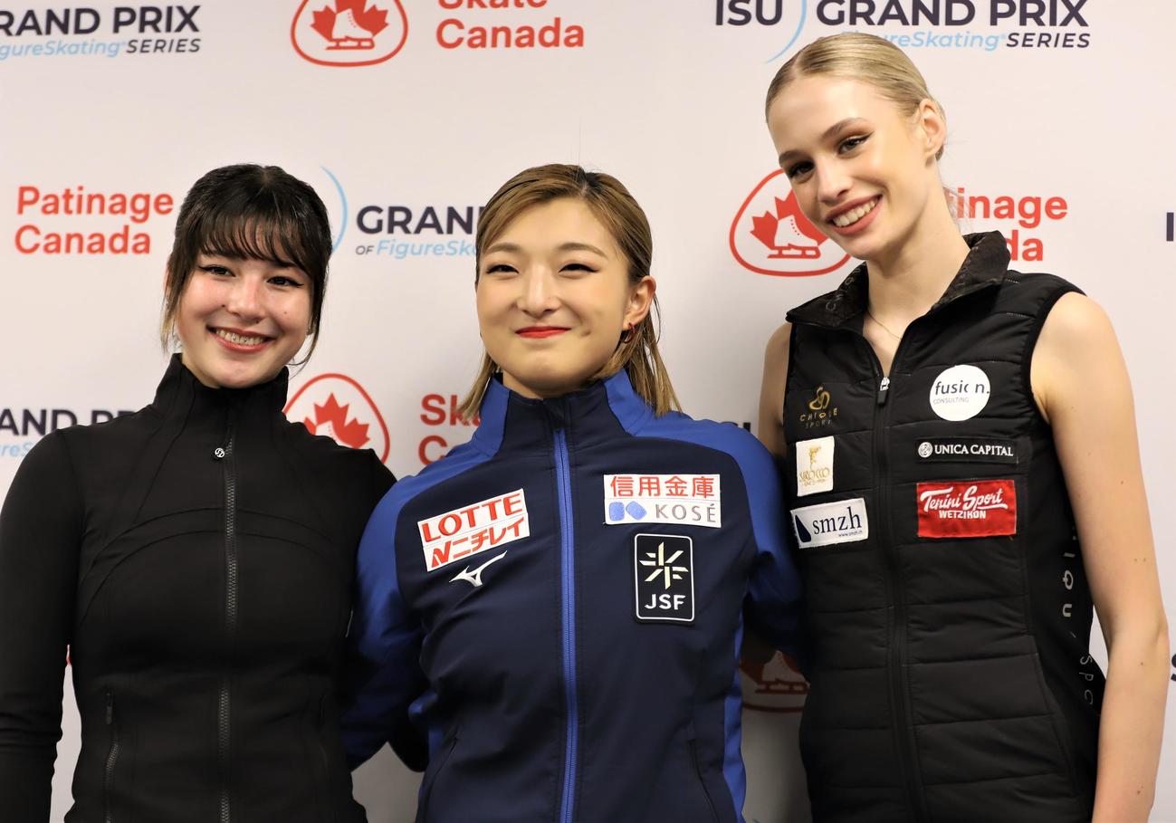 女子SPの上位選手による会見で笑顔を見せる、左からアリサ・リュウ、坂本、レポンド（撮影・藤塚大輔）