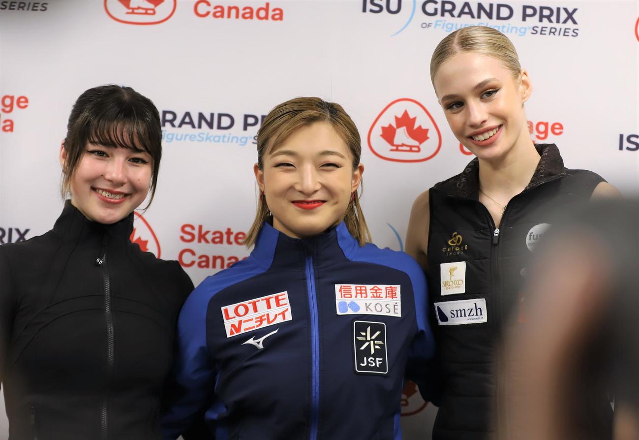 フィギュアスケートGPシリーズ　スケートカナダ女子SPの上位選手による会見で笑顔を見せる、左からアリサ・リュウ、坂本、レポンド（撮影・藤塚大輔）