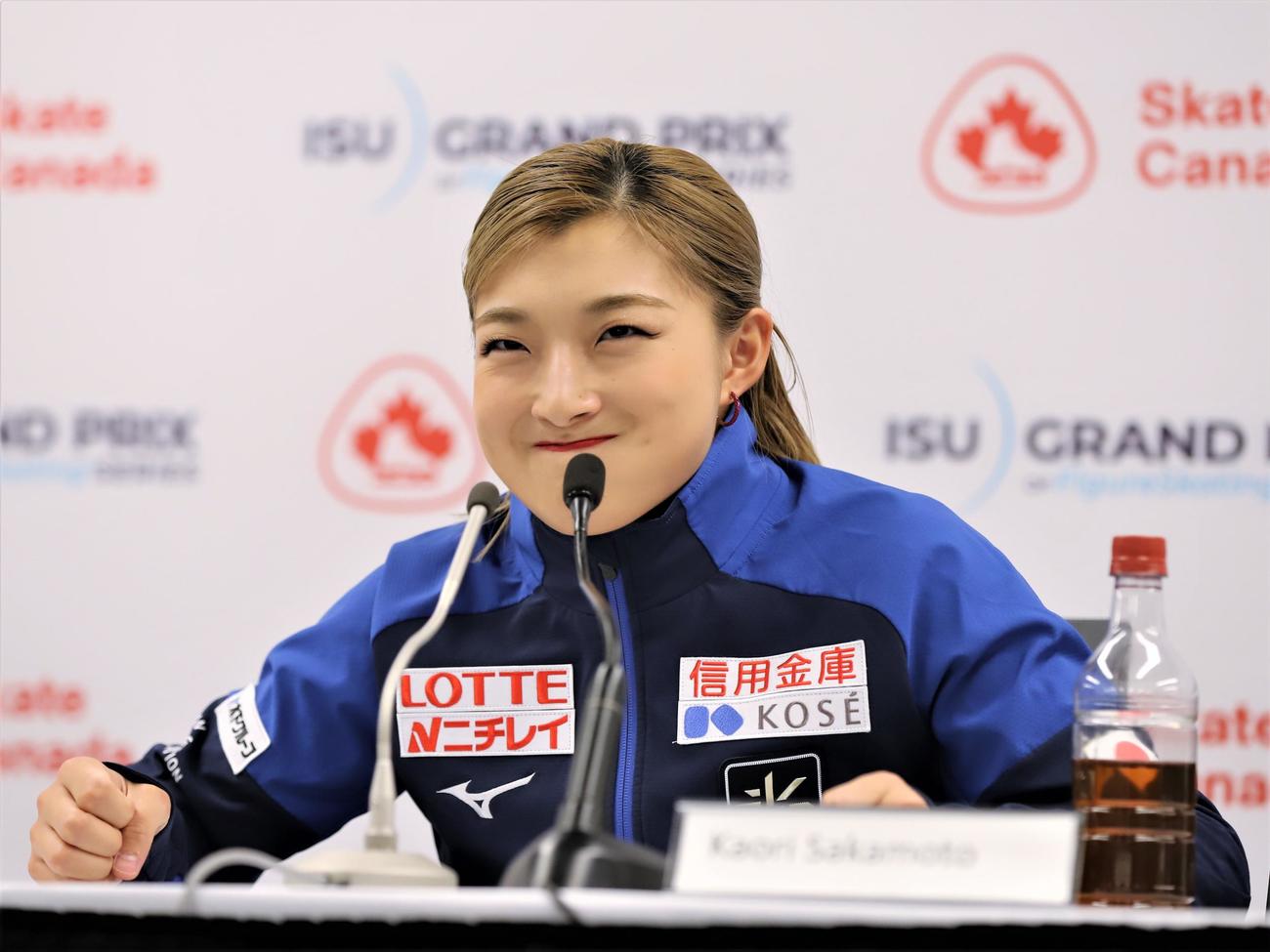 女子SPの上位選手による会見でコメントを熟考する坂本（撮影・藤塚大輔）