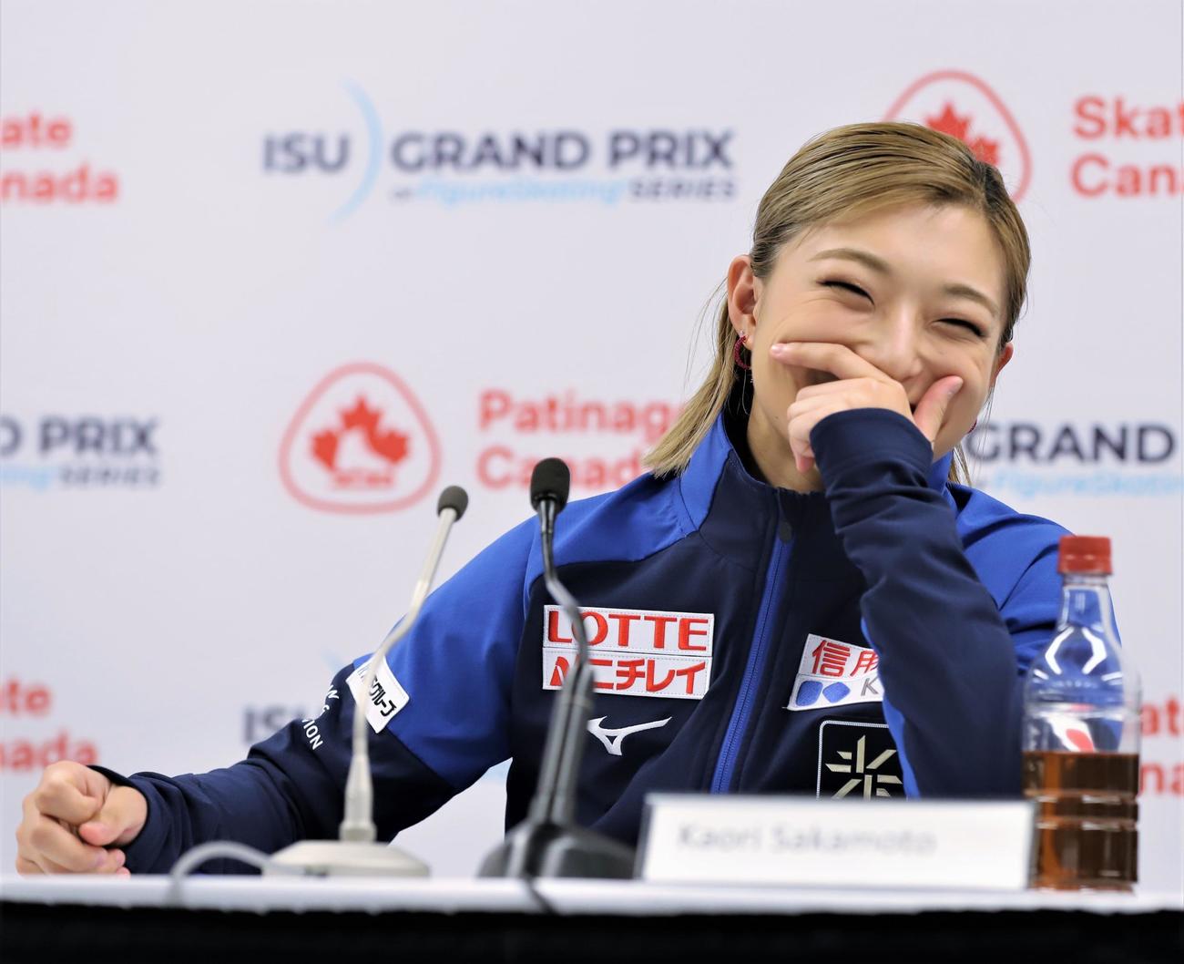 女子SPの上位選手による会見で笑顔を見せる坂本（撮影・藤塚大輔）