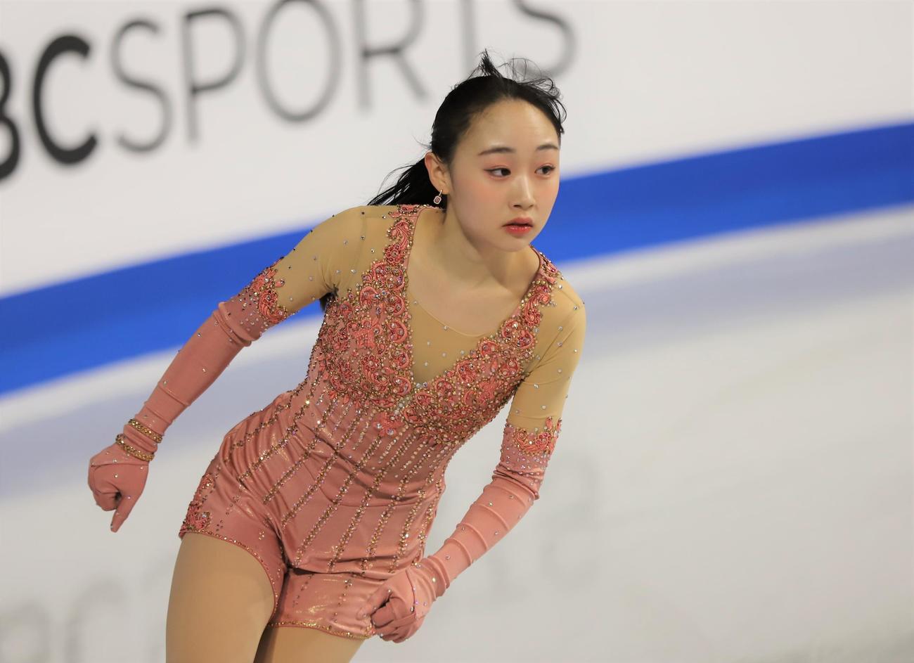 フィギュアスケートGPシリーズ　スケートカナダ女子SPの6分間練習に臨む松生（撮影・藤塚大輔）