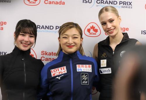 フィギュアスケートGPシリーズ　スケートカナダ女子SPの上位選手による会見で笑顔を見せる、左からアリサ・リュウ、坂本、レポンド（撮影・藤塚大輔）