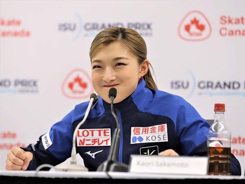 女子SPの上位選手による会見でコメントを熟考する坂本（撮影・藤塚大輔）