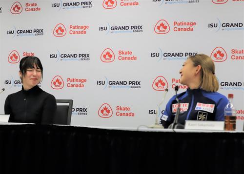 フィギュアスケートGPシリーズ　スケートカナダ女子SPの上位選手による会見で笑い合うアリサ・リュウ（左）と坂本（撮影・藤塚大輔）