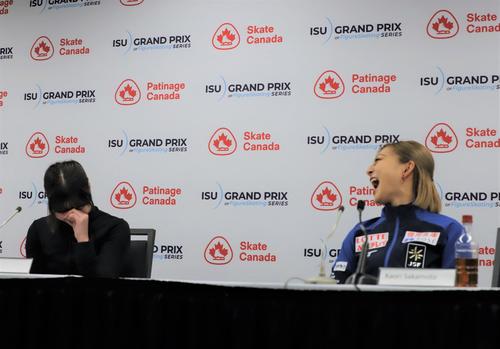 フィギュアスケートGPシリーズ　スケートカナダ女子SPの上位選手による会見で笑い合うアリサ・リュウ（左）と坂本（撮影・藤塚大輔）