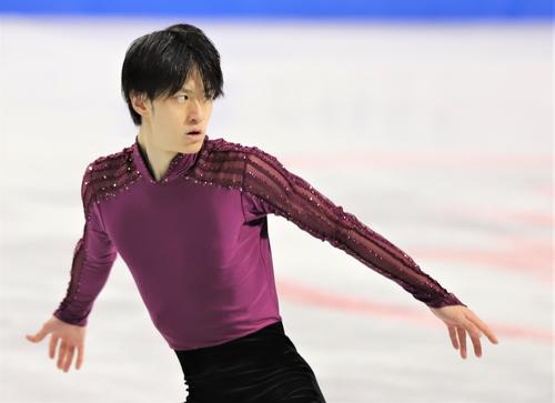 フィギュアスケートGPシリーズスケートカナダ　男子SPで演技を披露する山本草太（撮影・藤塚大輔）