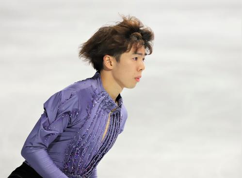 フィギュアスケートGPシリーズスケートカナダ　男子SPの6分間練習に臨む佐藤駿（撮影・藤塚大輔）