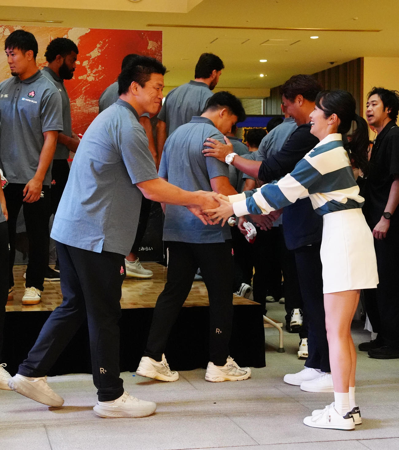 ラグビー日本代表ファンミーティングに臨み浅野杏奈（右）と握手を交わす立川（撮影・江口和貴）