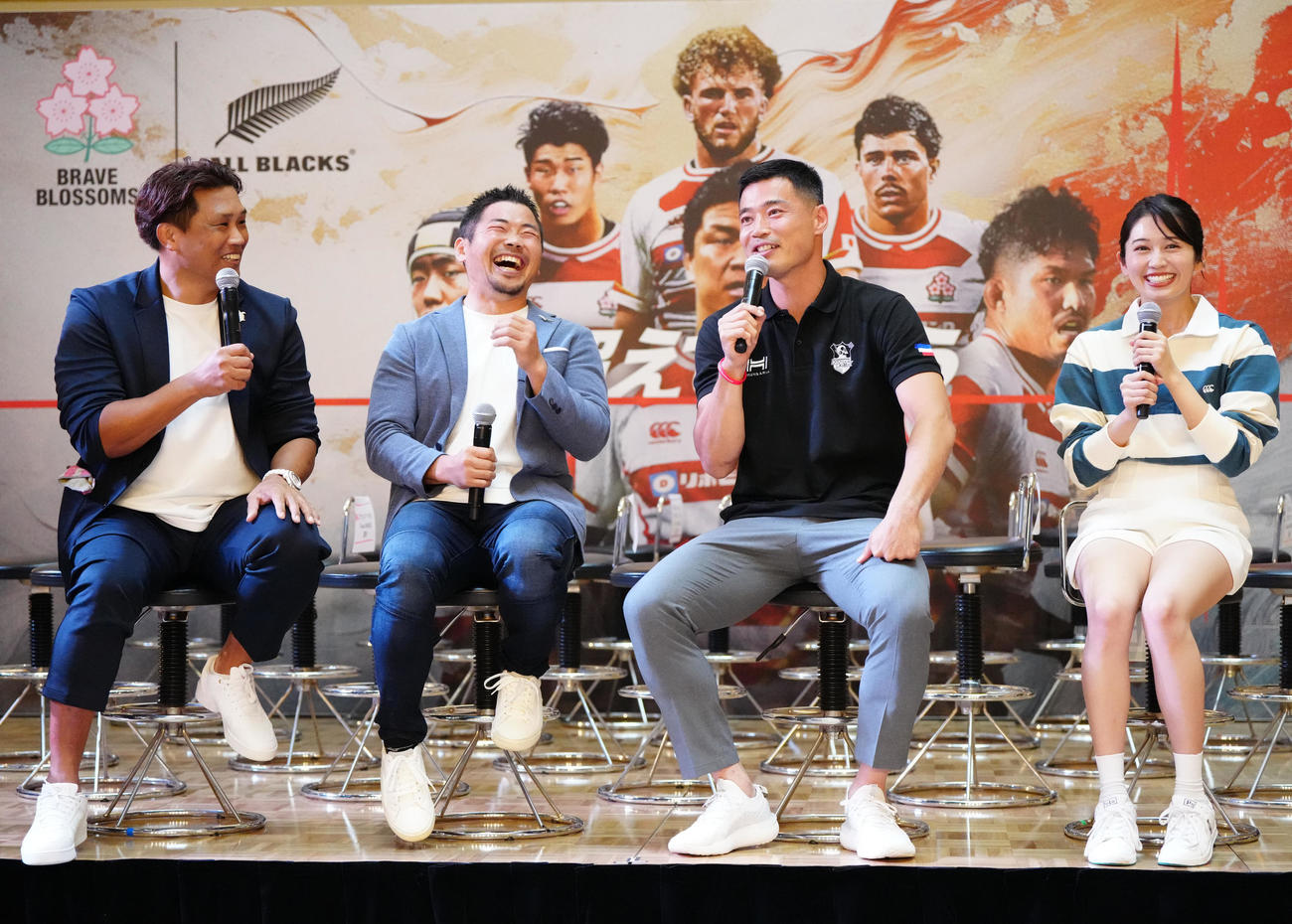 ラグビー日本代表ファンミーティングでのOB座談会に臨む、左から大西氏、田中氏、山田、浅野杏奈（撮影・江口和貴）