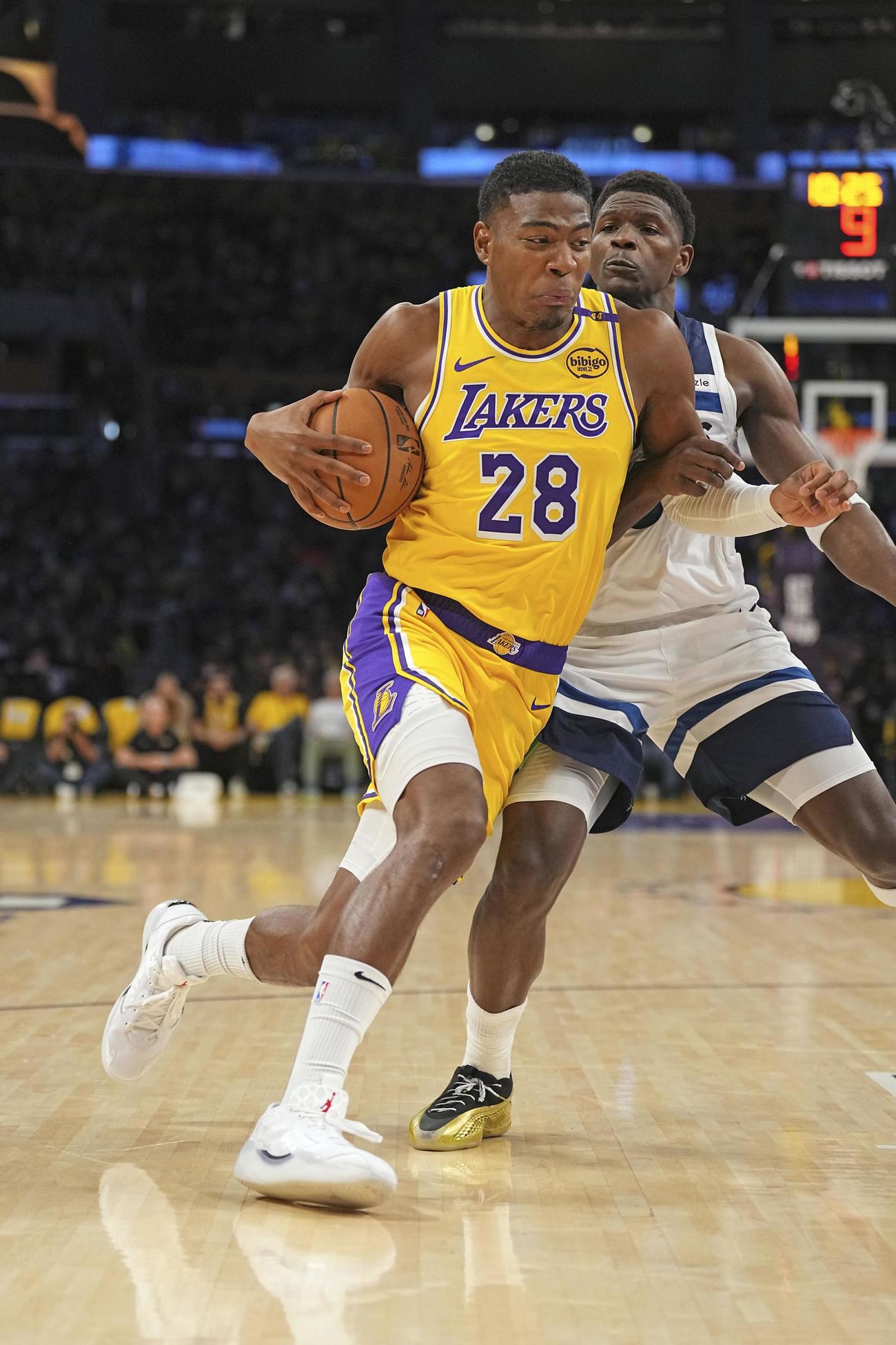 ティンバーウルブズとの開幕戦でゴール下に攻め込むレイカーズの八村（NBAE・ゲッティ＝共同）