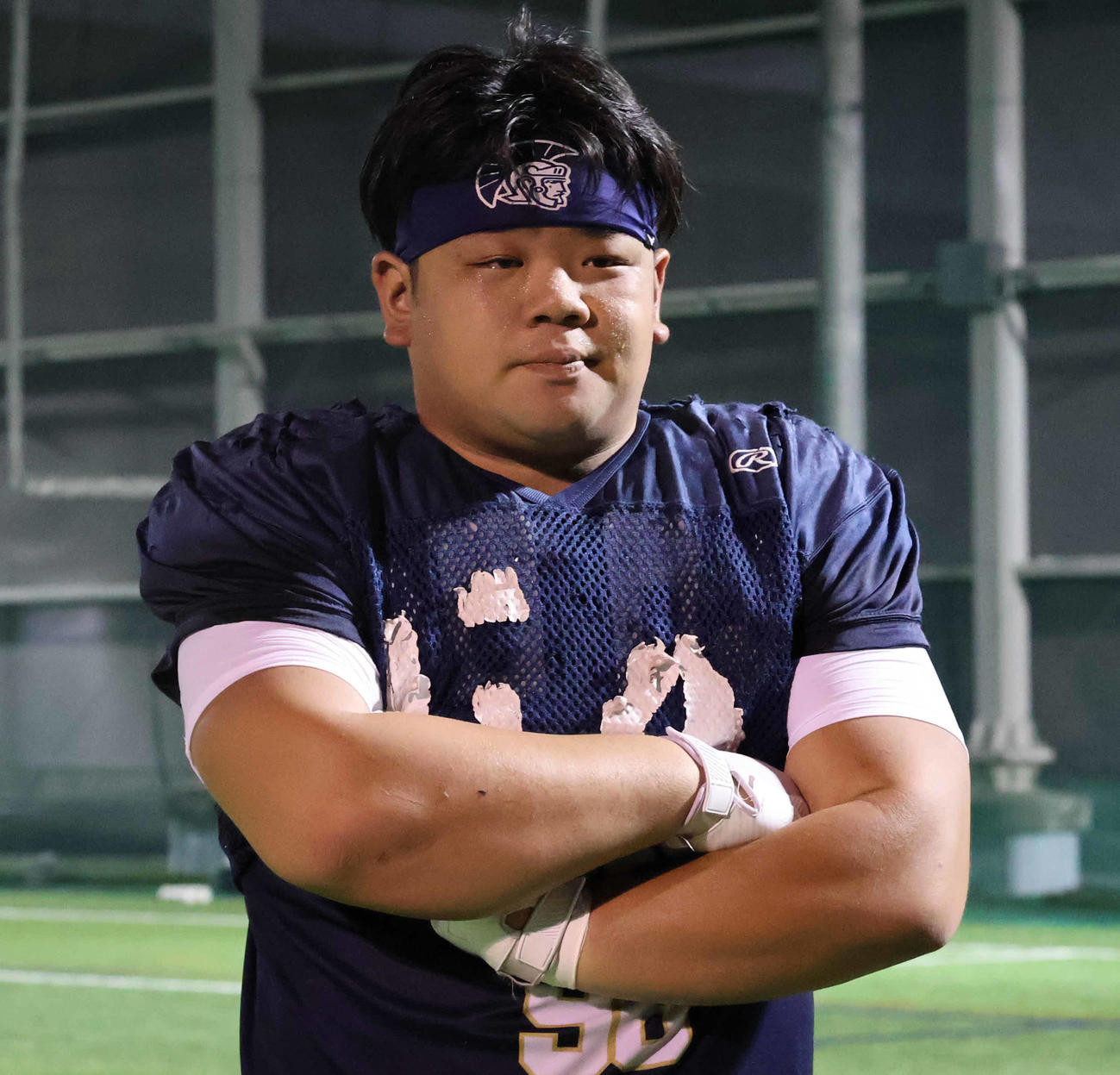グラウンドで腕を組む稲田一聖（撮影・竹本穂乃加）＝2024年10月23日、大阪・吹田市内