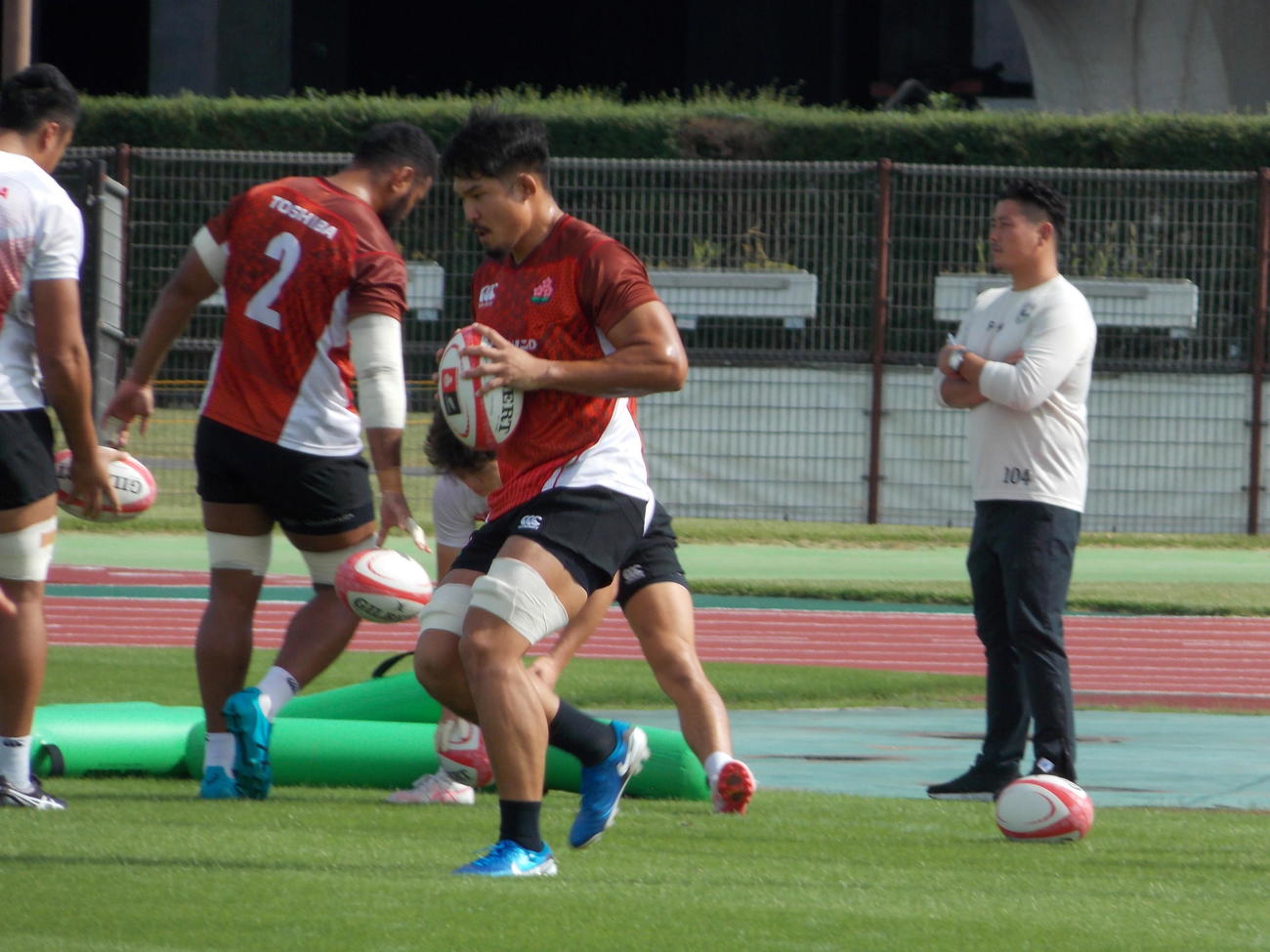 ニュージーランド戦2日前の練習で汗を流す日本代表の姫野和樹（中央）（撮影・松本航）