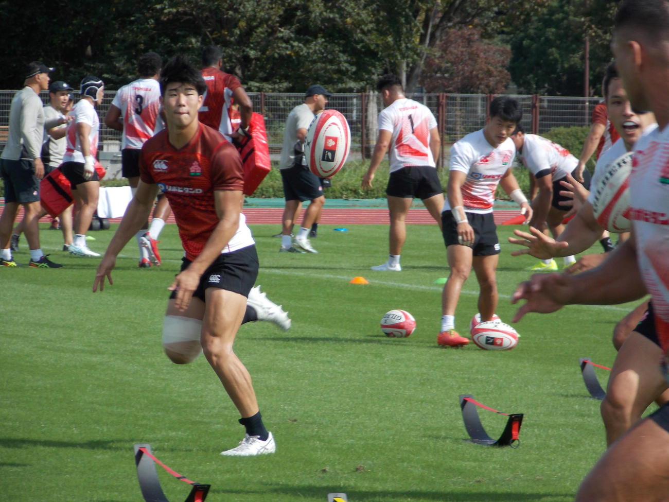 ニュージーランド戦2日前の練習でパスする日本代表の矢崎由高（左）（撮影・松本航）