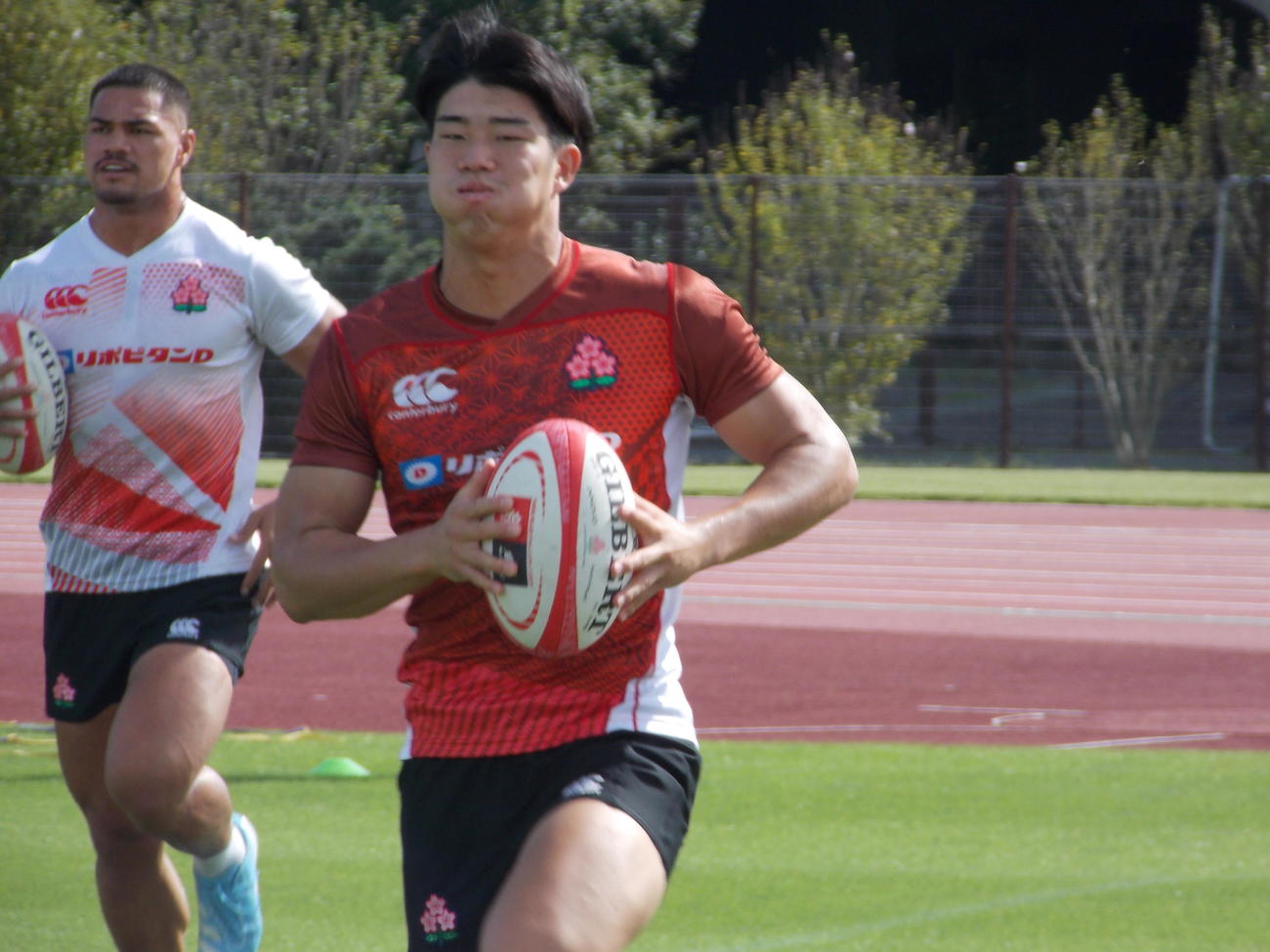 ニュージーランド戦2日前の練習で汗を流す日本代表の矢崎由高（右）（撮影・松本航）