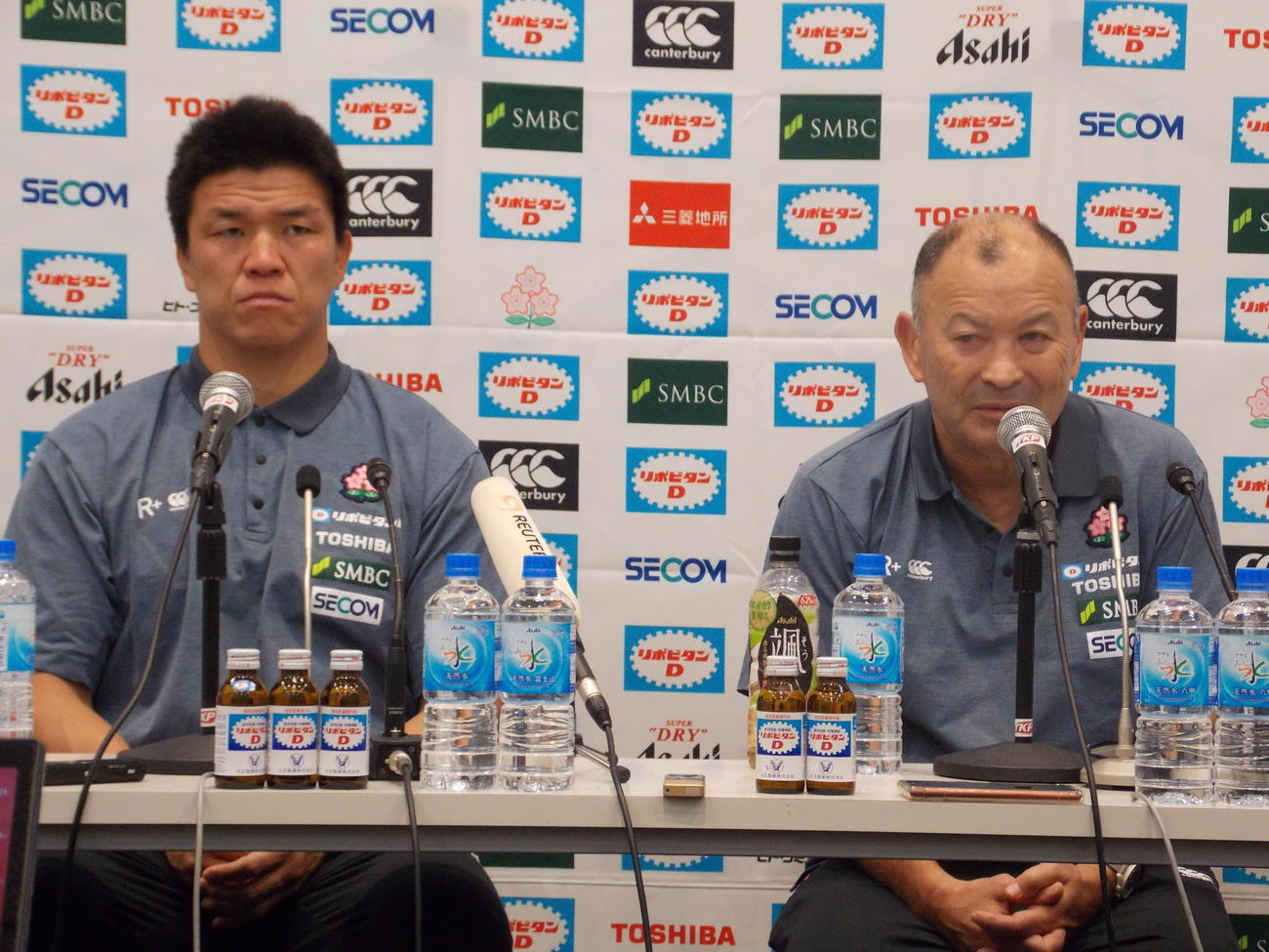 ニュージーランド戦の登録メンバー発表後、思いを語る日本代表エディー・ジョーンズ・ヘッドコーチ（右）とSO立川理道主将（撮影・松本航）
