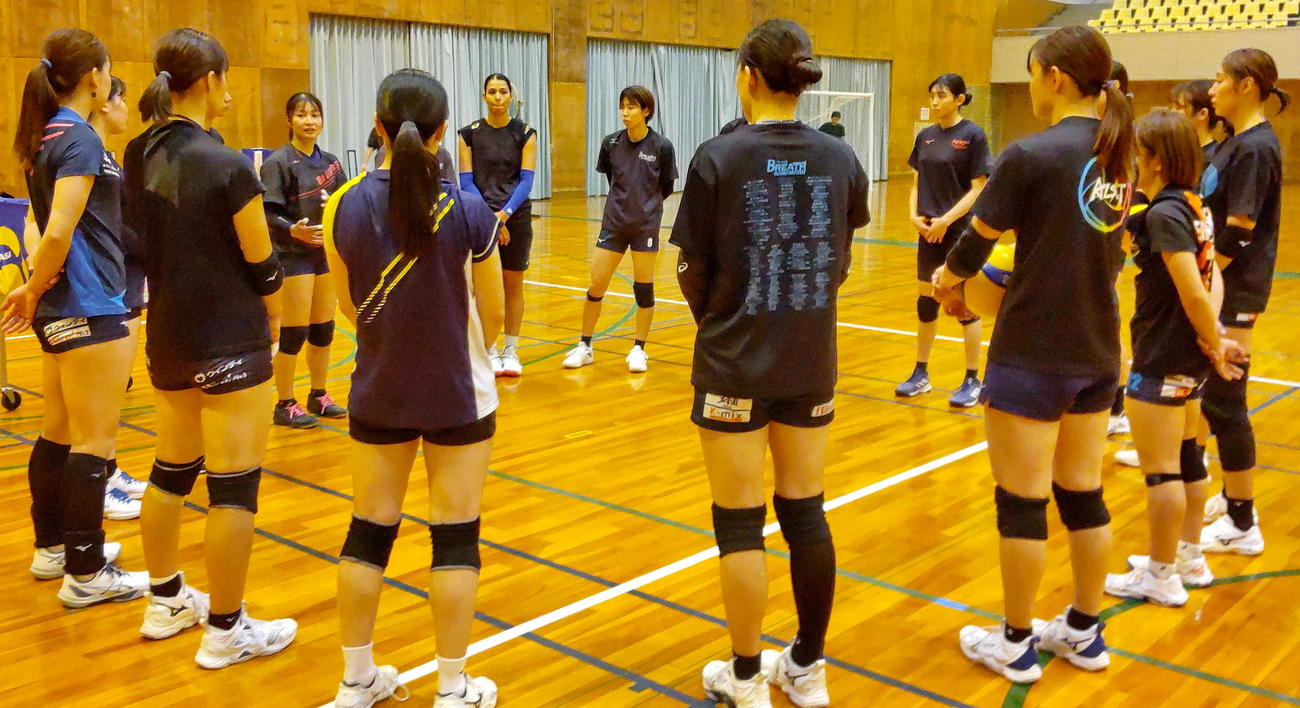 開幕戦に向け、気合十分のブレス浜松の選手たち　　