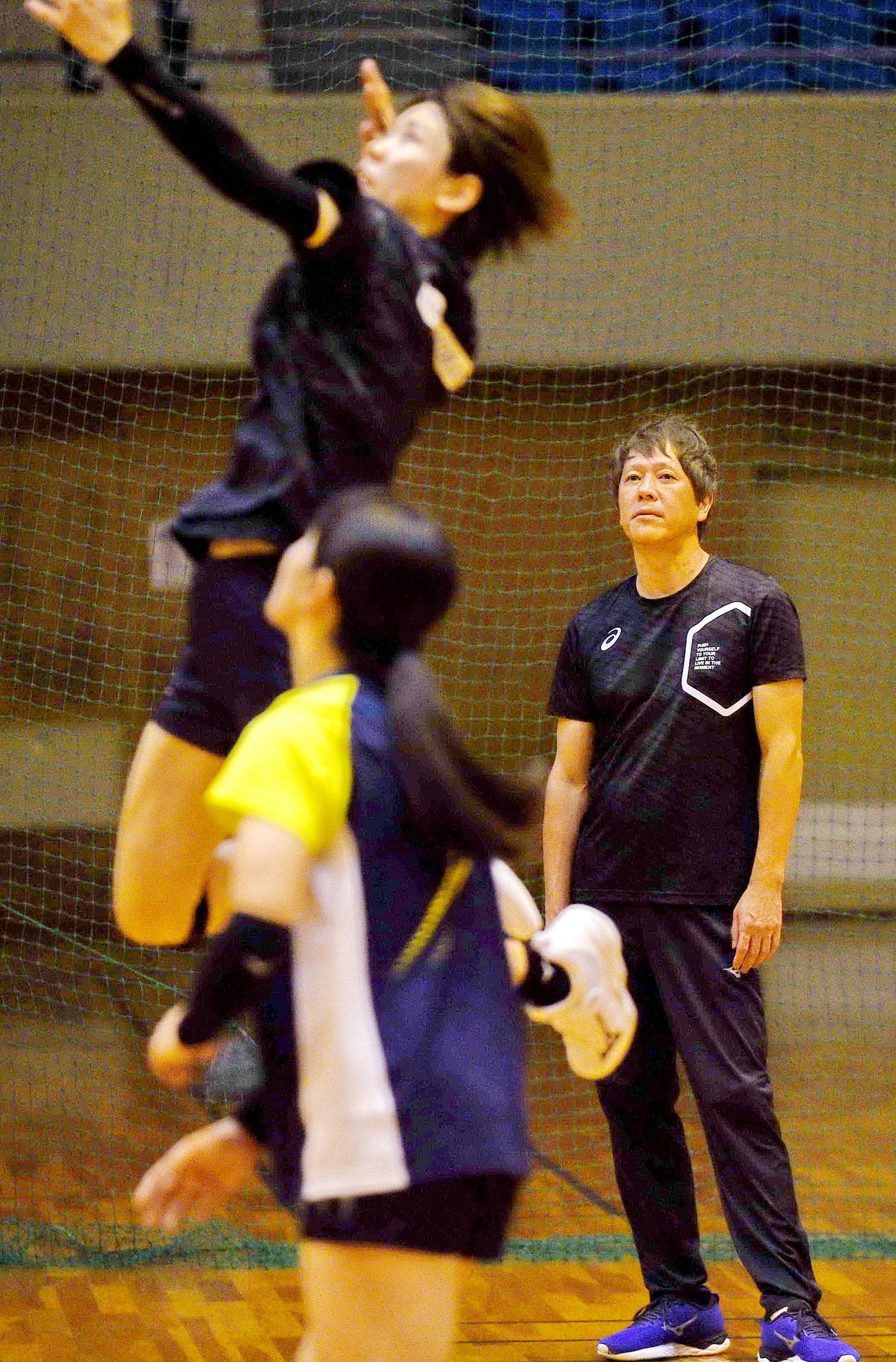 引き締まった表情で練習を見守るブレス浜松・浜田監督（右）　　　