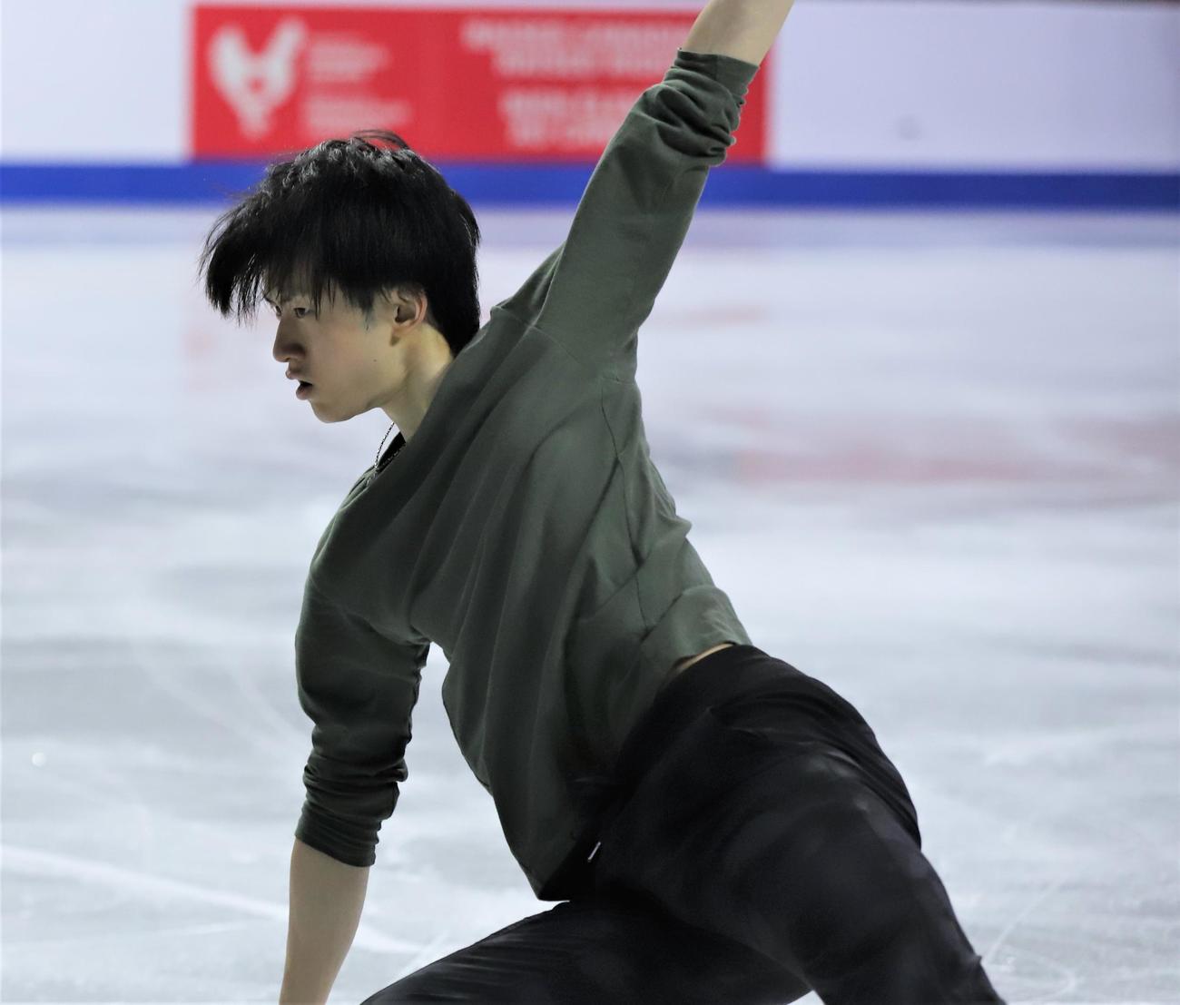 フィギュアスケートGPシリーズ　スケートカナダの公式練習後に参加した山本（撮影・藤塚大輔）