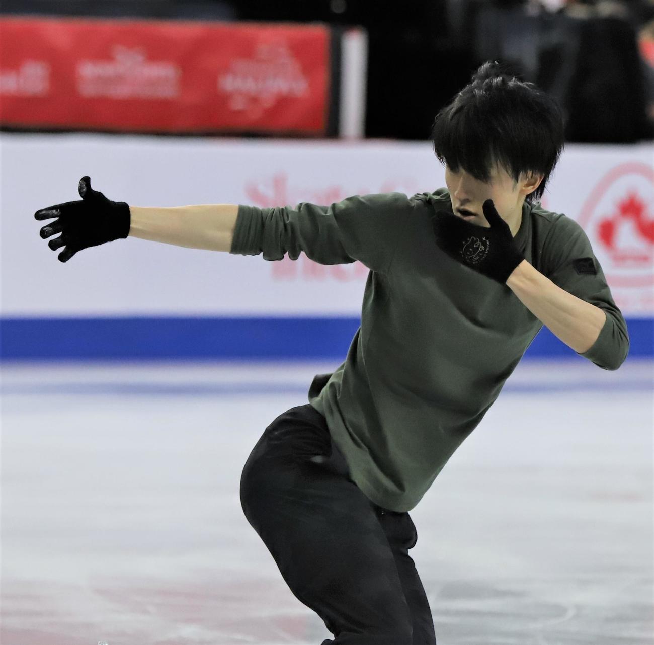 フィギュアスケートGPシリーズ　スケートカナダの公式練習後に参加した山本（撮影・藤塚大輔）