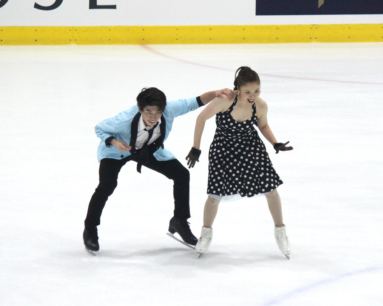 東日本選手権でリズムダンスに臨む吉田、森田組（撮影・勝部晃多）
