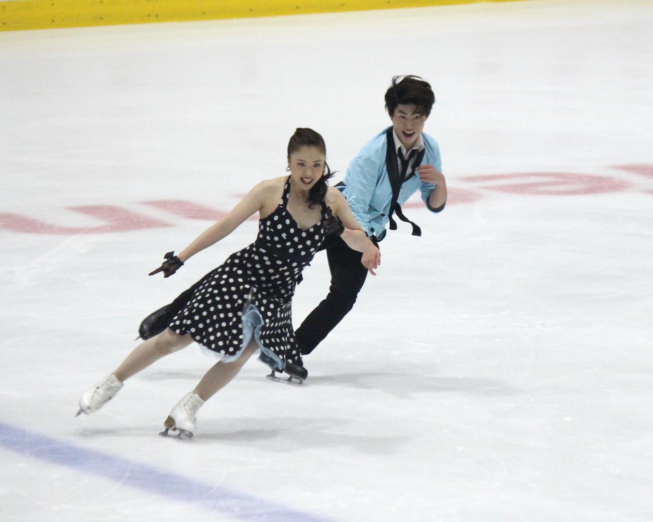 東日本選手権でリズムダンスに臨む吉田、森田組（撮影・勝部晃多）