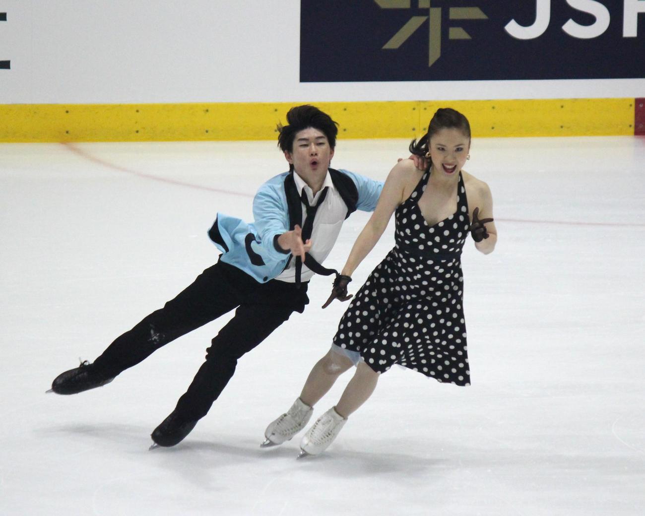 東日本選手権でリズムダンスに臨む吉田、森田組（撮影・勝部晃多）