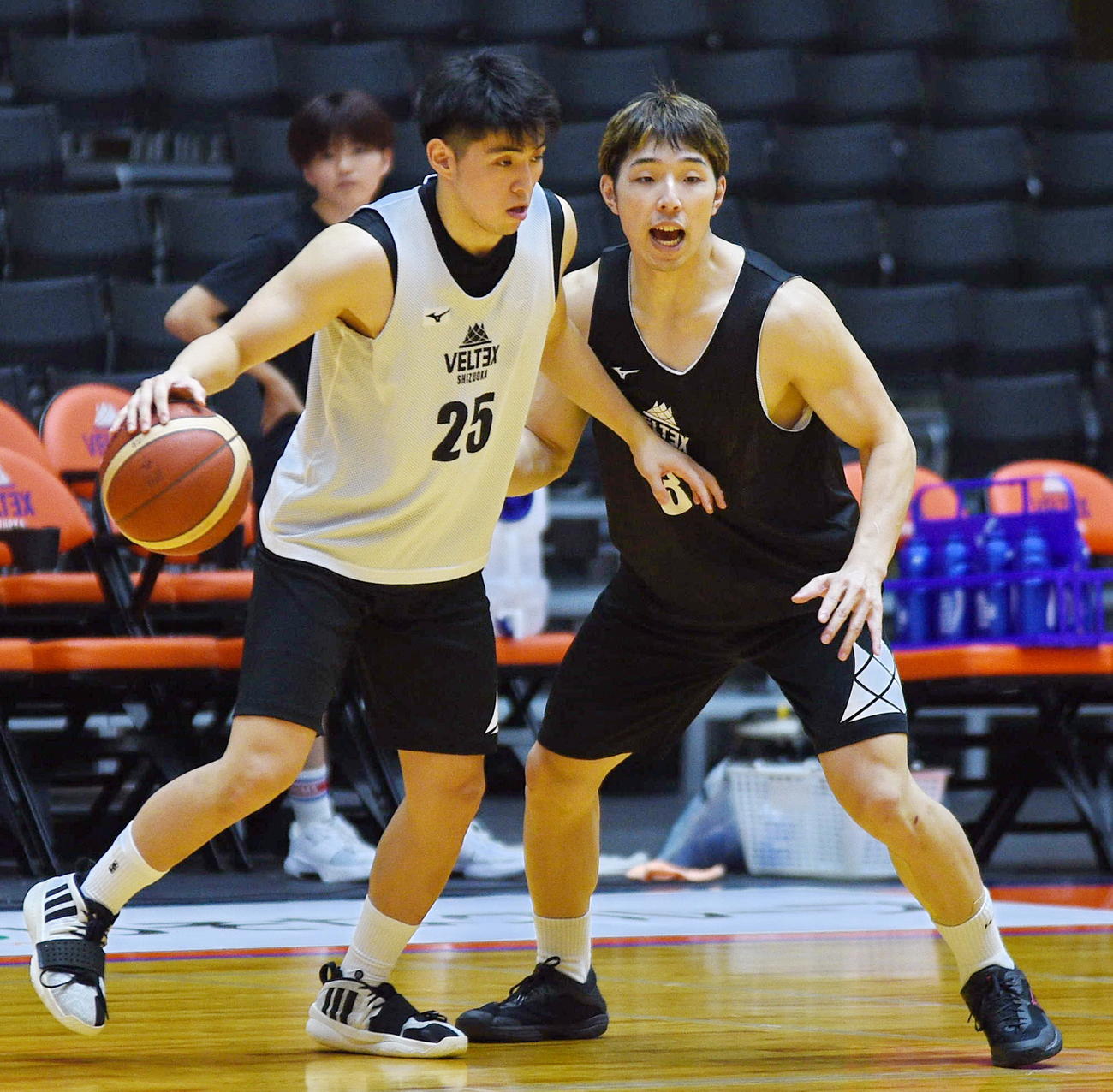 地元戦に気合が入る県内出身の2人。静岡PG鍋田（左）とPG岡田雄三
