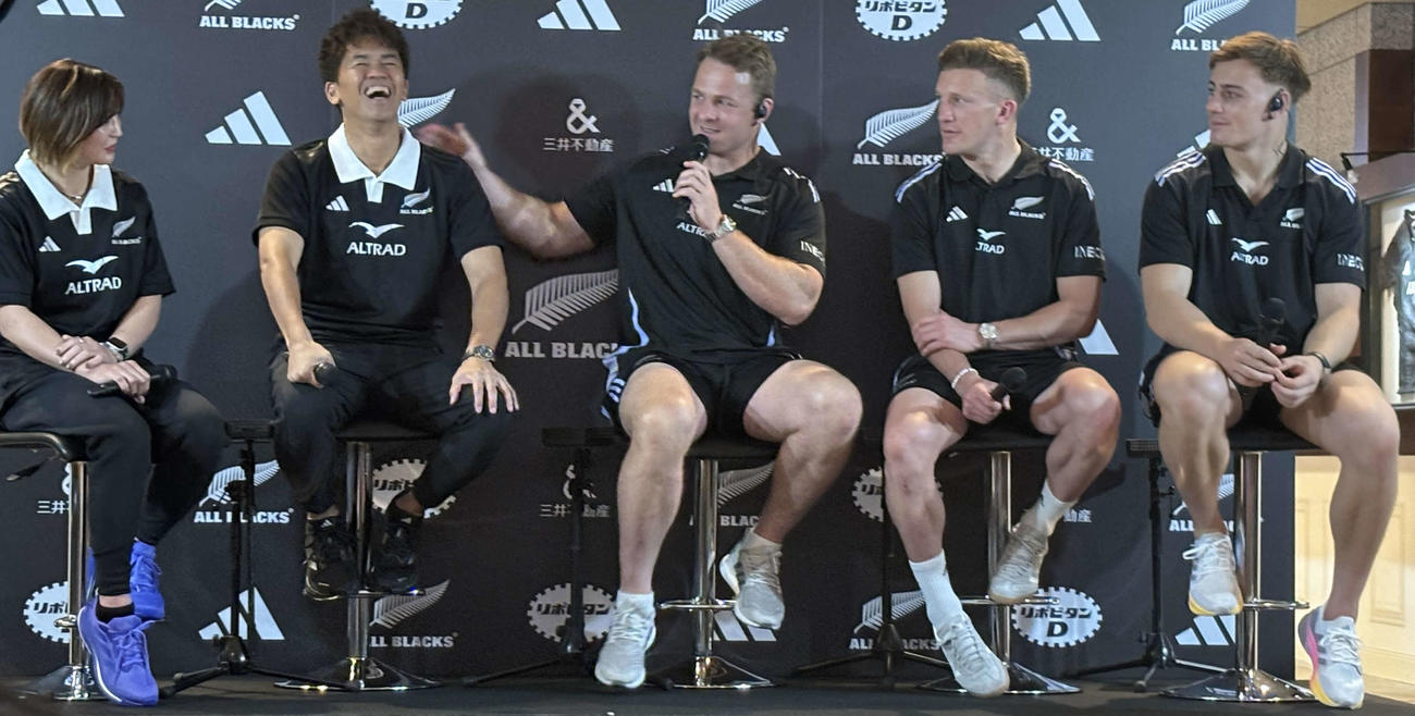 トークショーに参加したニュージーランドのサム・ケイン（中央）は武井壮（左から2人目）の肩をたたく（撮影・松本航）