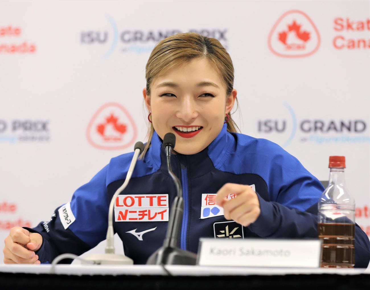女子SPの上位選手による会見で質問に応じる坂本（撮影・藤塚大輔）