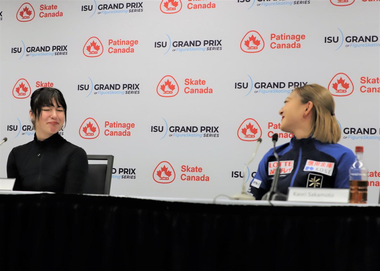女子SPの上位選手による会見で笑い合うアリサ・リュウ（左）と坂本（撮影・藤塚大輔）