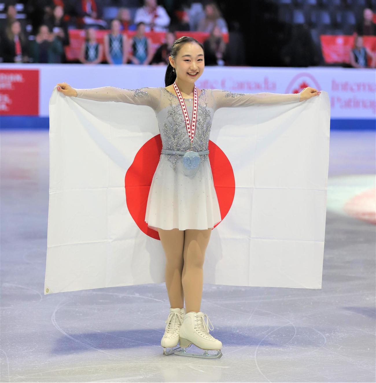 フィギュアスケートGPシリーズスケートカナダ　表彰式で日の丸を掲げる松生理乃（撮影・藤塚大輔）