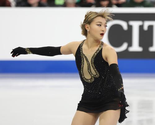 フィギュアスケートGPシリーズスケートカナダ 女子フリーの6分間練習に臨む坂本花織(撮影・藤塚大輔)
