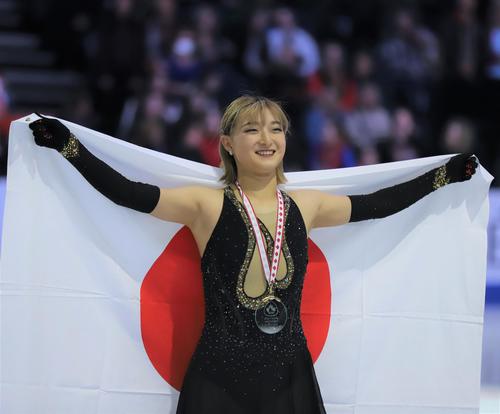フィギュアスケートGPシリーズスケートカナダ 表彰式で日の丸を掲げる坂本花織(撮影・藤塚大輔)