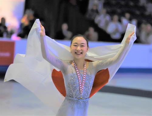 フィギュアスケートGPシリーズスケートカナダ 表彰式で日の丸を掲げる松生理乃(撮影・藤塚大輔)