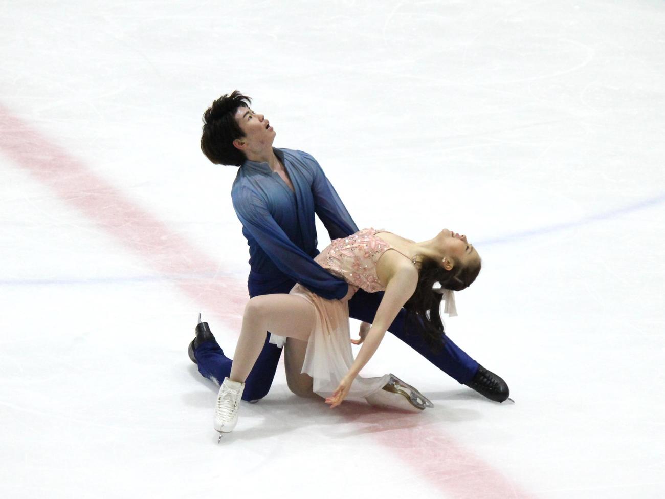 東日本選手権でフリーダンスに臨む吉田、森田組（撮影・勝部晃多）