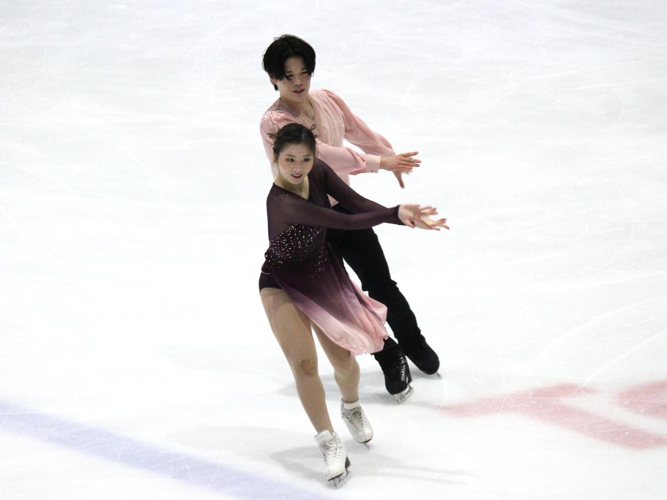 東日本選手権でフリーダンスに臨む田中、西山組（撮影・勝部晃多）
