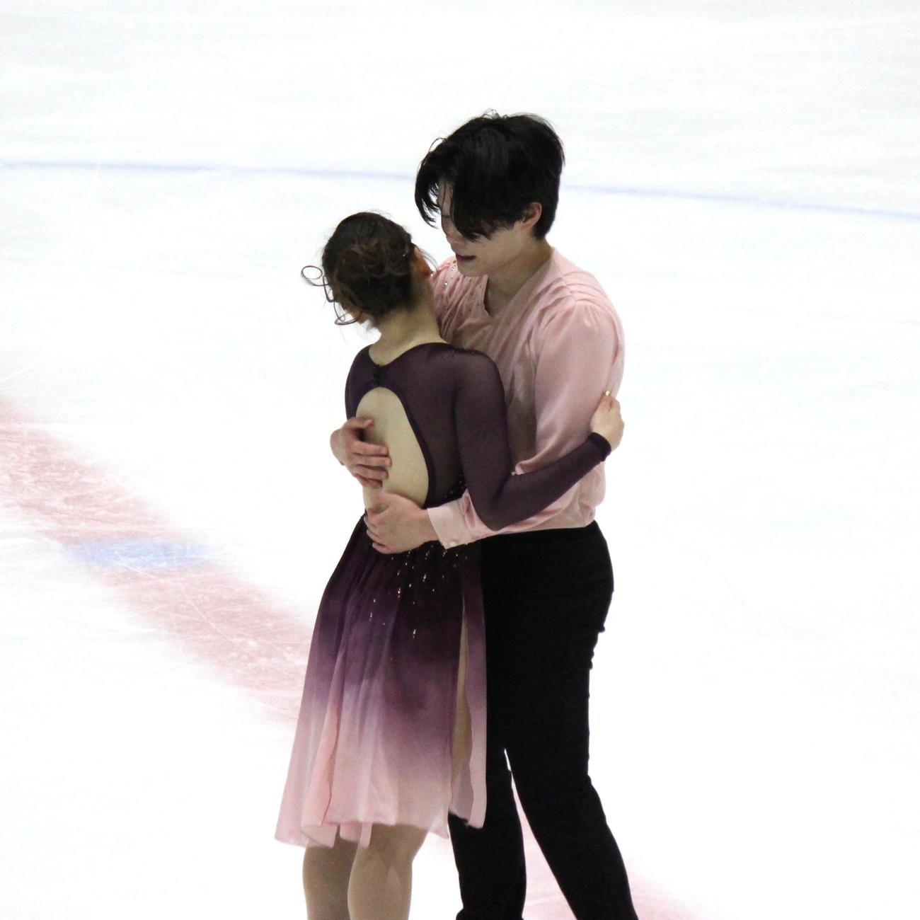 東日本選手権でフリーダンスを終えてハグする田中、西山組（撮影・勝部晃多）