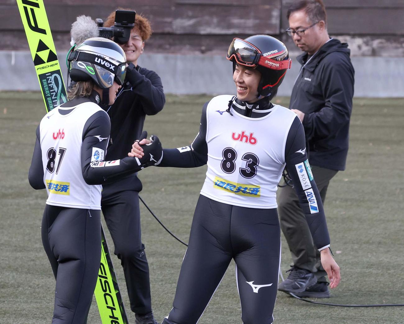 UHB杯ジャンプ大会　逆転優勝した中村（右）は2位の二階堂と握手する（撮影・黒川智章）